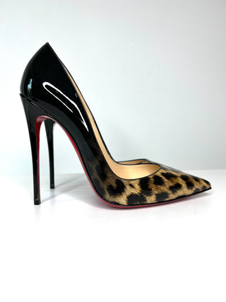 High-heeled shoe with black patent leather and leopard print insole on a white background