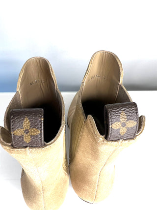 Louis Vuitton Beige Suede Chelsea Ankle Boots – Size 38.5 / UK 5.5