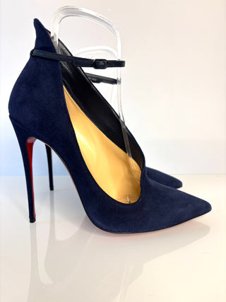 Navy blue high-heeled shoes with a red sole on a white background