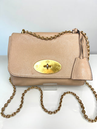 A Mulberry Lily beige pebbled leather shoulder bag with a gold-tone oval lock and chain strap.